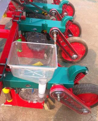 四攏玉米精播機與拖拉機帶多行播種機 億金農(nóng)業(yè)機械銷售部的專業(yè)推薦